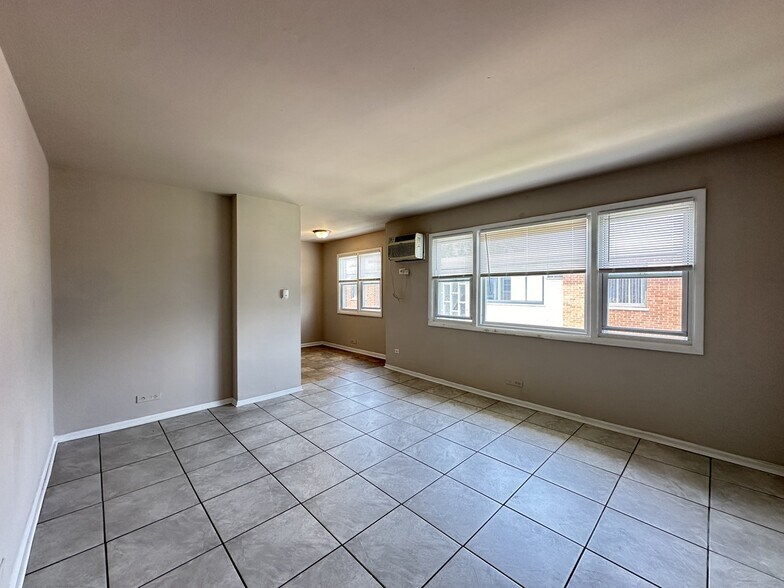 Building Photo - 9610 Ivanhoe Ave