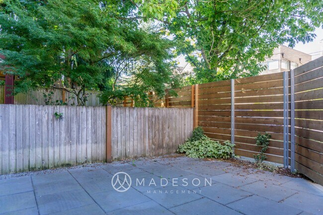 Building Photo - Modern Ballard Townhome | 2 Primary Suites + Office | Garage | Walk to Market ST!