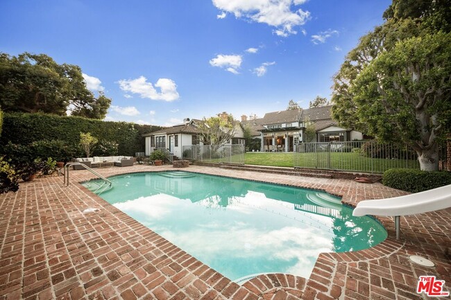 Building Photo - 708 Sierra Dr