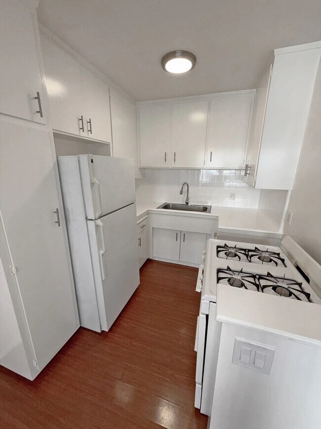 Interior Photo - 3630 Westwood Blvd