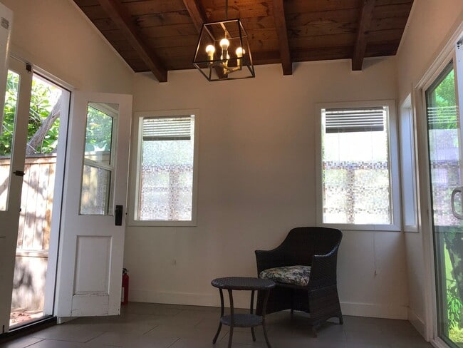 Building Photo - Charming 2-Bed, 1-Bath Apartment with Priv...