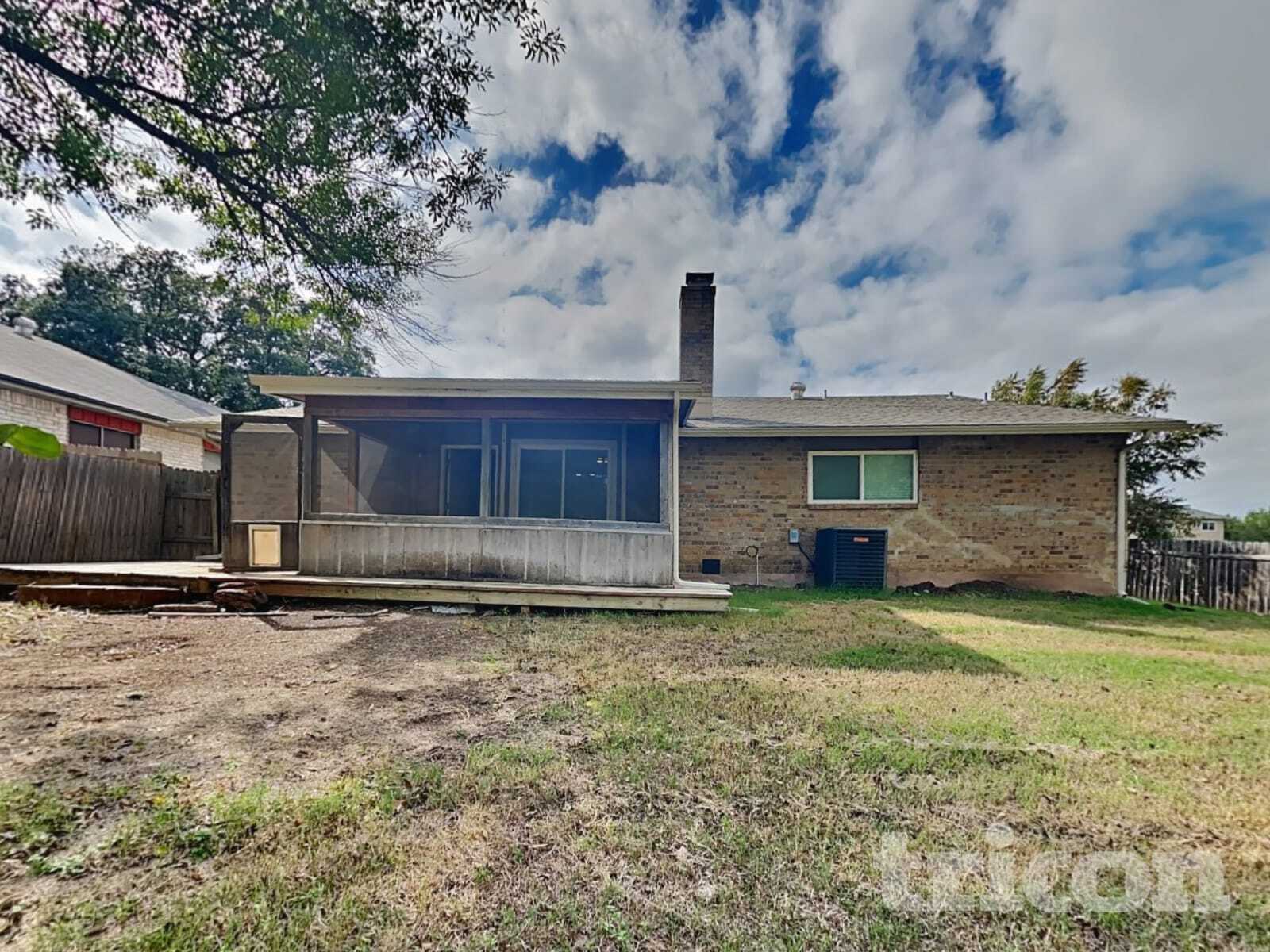 Building Photo - 5022 Crestwood Dr