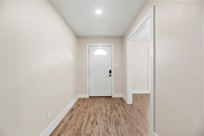 Building Photo - 2219 Briarview Dr