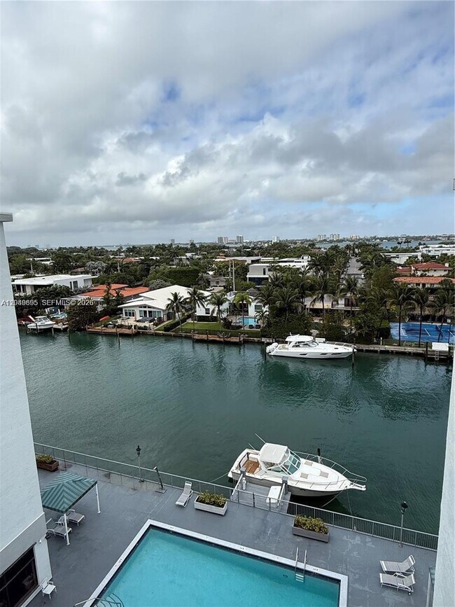 Building Photo - 10000 W Bay Harbor Dr