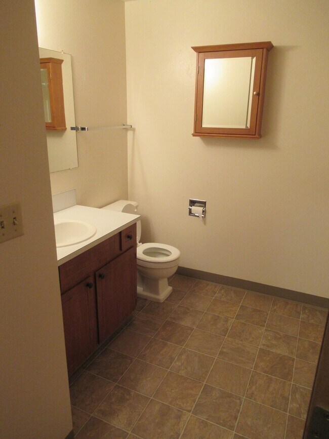 Building Photo - Three Bedroom Duplex in South Salem