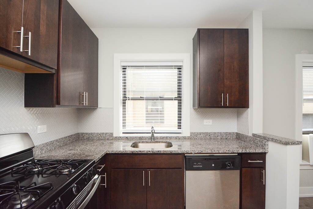 Building Photo - 722 W Brompton