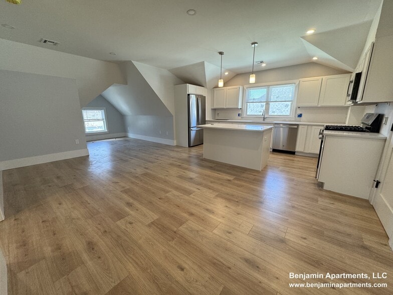 Building Photo - 28 Brooks St