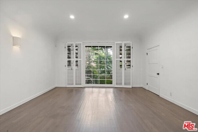Building Photo - 1218 N La Cienega Blvd