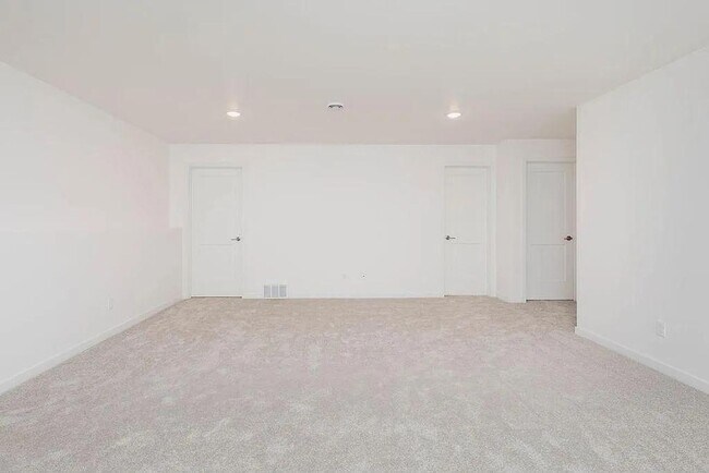 Building Photo - 4 Bedroom 2 Bathroom House