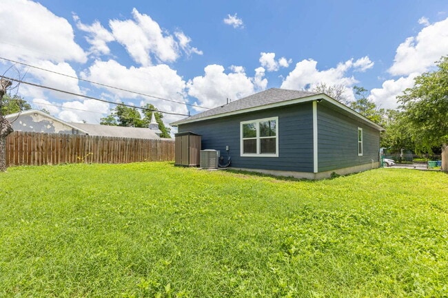 Building Photo - 479 Corliss