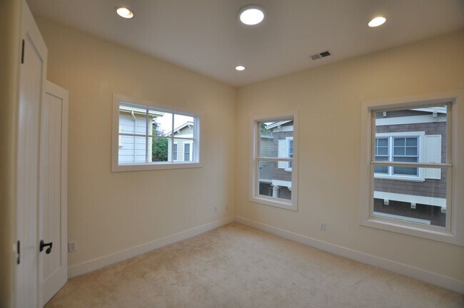 Building Photo - Luxury Craftsman Style Home in quiet San M...