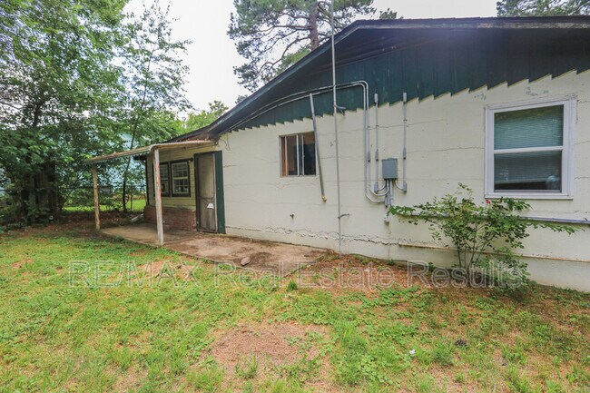 Building Photo - 1282 SE Farmers Dr