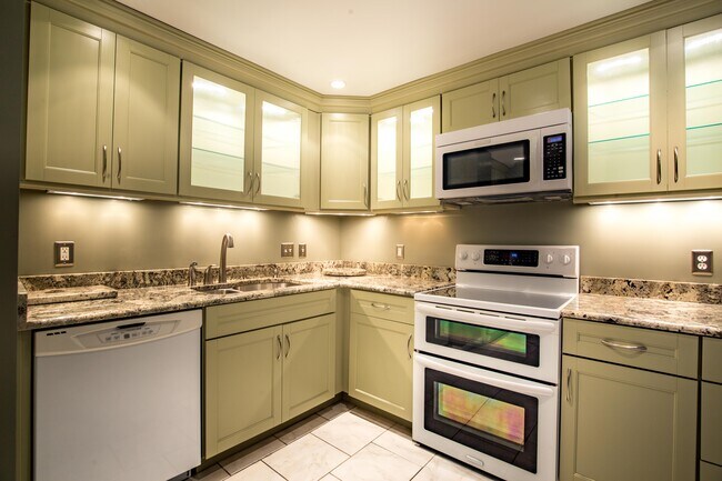 Kitchen with lighted cabinets - 960 Fell St