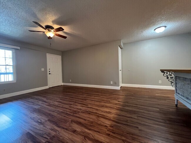 Building Photo - Beautiful 1/1 Condo in Gated Lakefront Com...