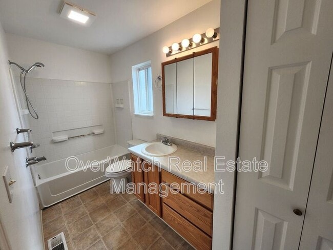 Building Photo - 705 Pearl Dr