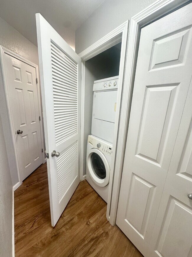 Building Photo - 216 Country West Rd