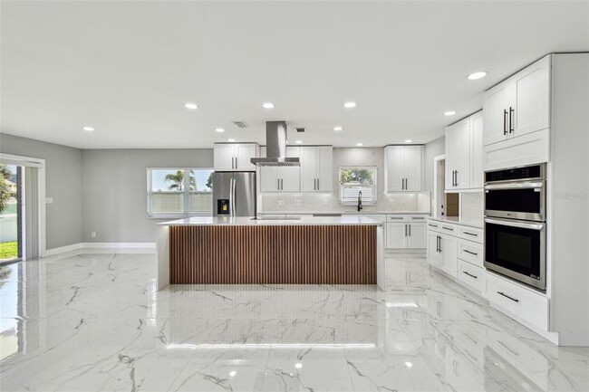 Building Photo - 3913 Fontainebleau Dr