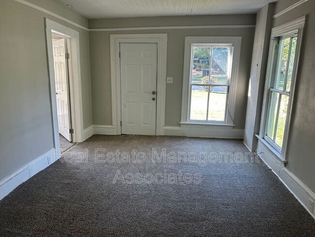 Building Photo - 329 E Tinsley St