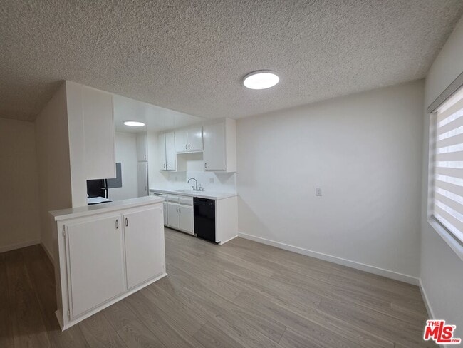 Building Photo - 10815 Rose Ave