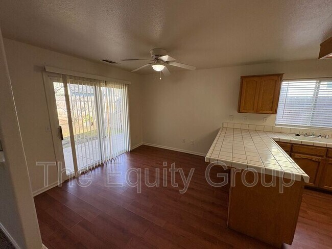 Building Photo - 905 S Laguna St