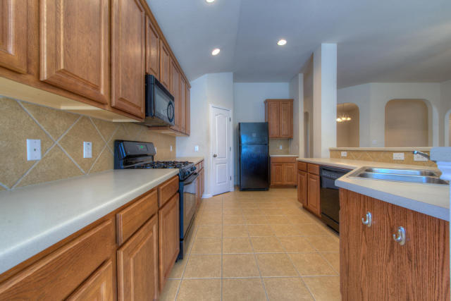 Building Photo - Classic Single Story Home In Beautiful Hil...