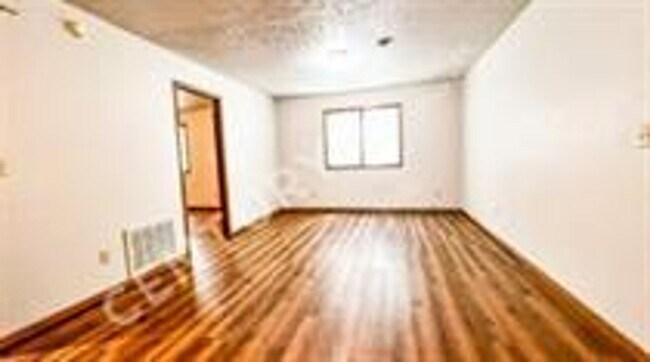 Building Photo - 115 Holly Dr