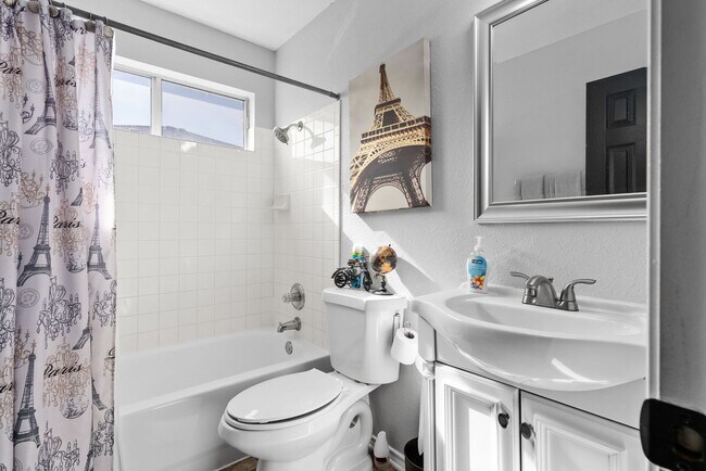 Building Photo - Beautiful home in available June 1st