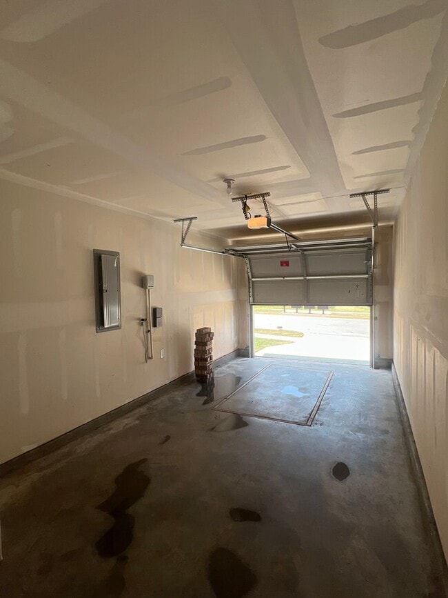 Building Photo - REDUCED RENT!!! Available Now! 4-Bedroom, 3-bath home in OKC!