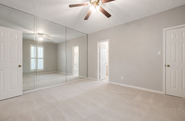 Building Photo - 1303 Red Oak Ct