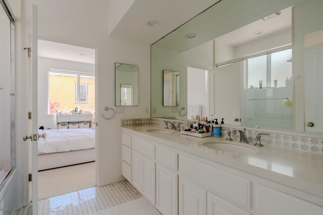 Building Photo - 300 19th St