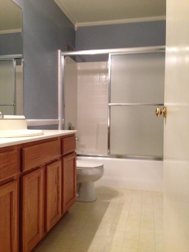 Building Photo - Silver Creek area. 4BD 2 BA. CLEAN,  NEWLY...