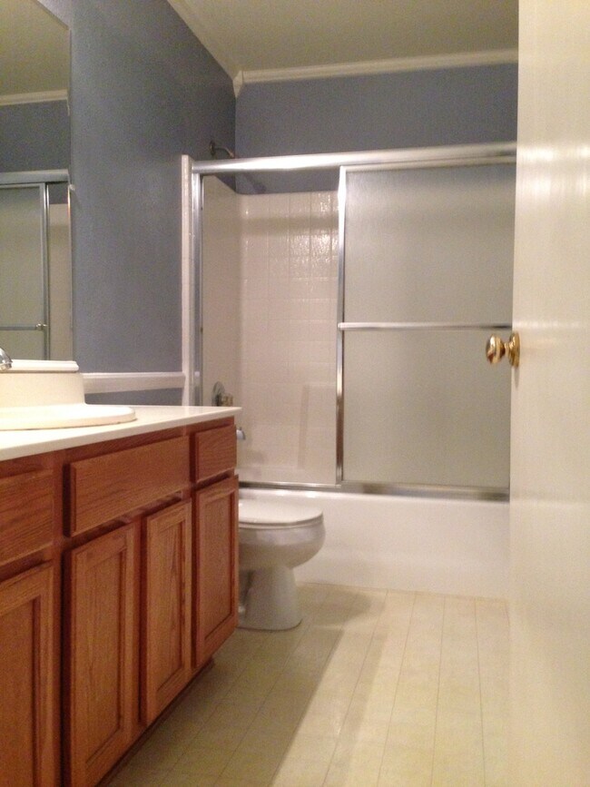 Building Photo - Silver Creek area. 4BD 2 BA. CLEAN,  NEWLY PAINTED