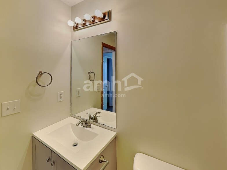 Building Photo - 713 Derby St