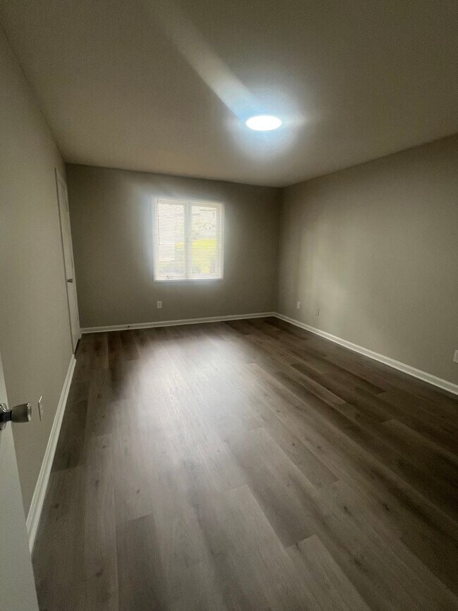 Building Photo - 1 Bedroom 1 bathroom