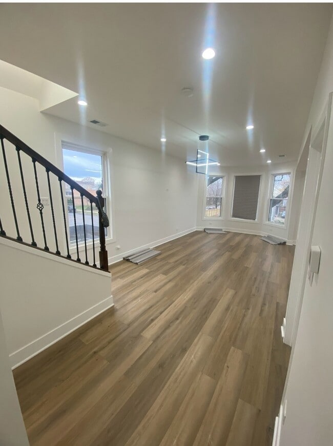 Building Photo - 5355 S Wood St