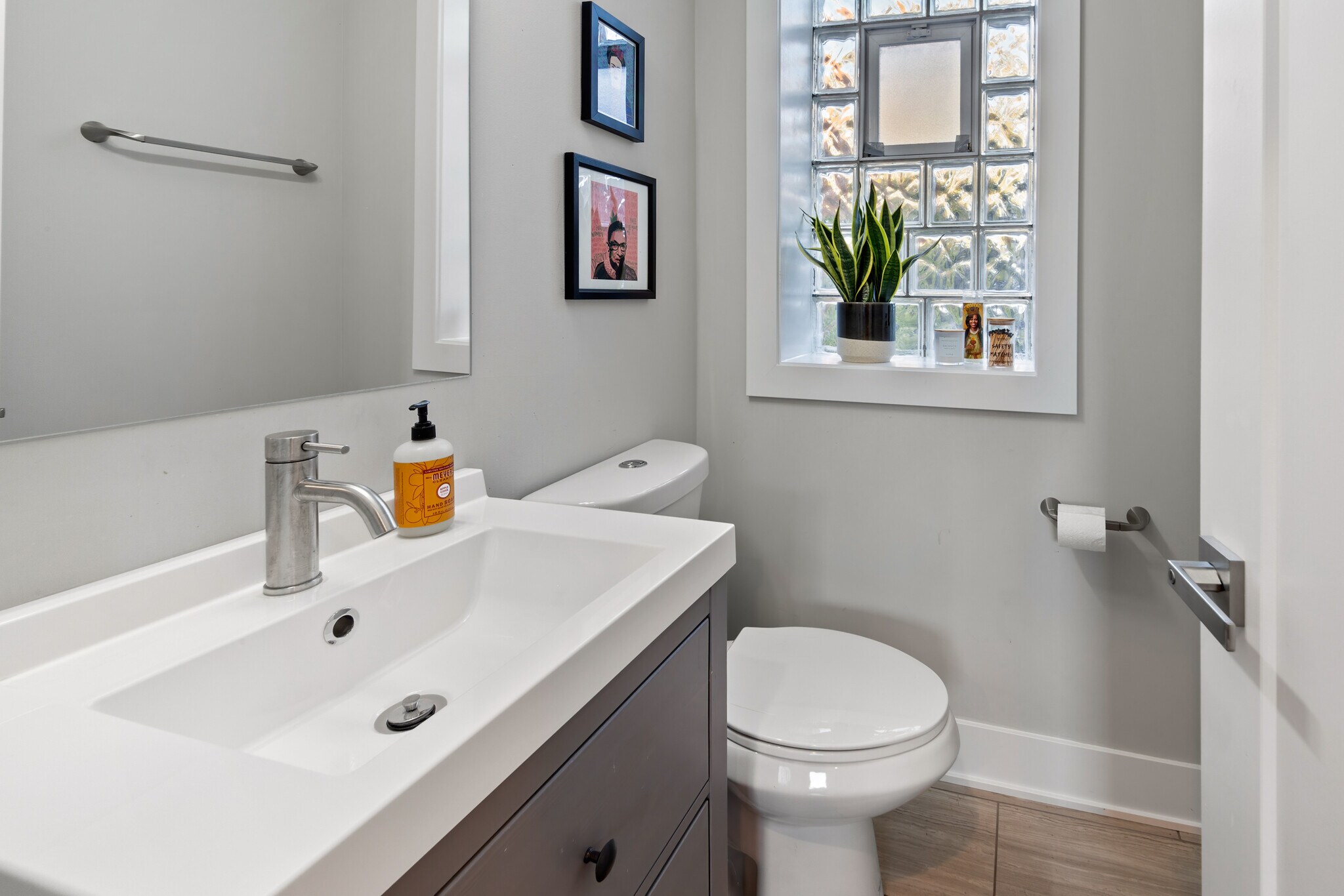 Building Photo - 2134 W Shakespeare Ave