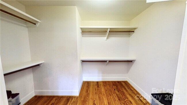 Building Photo - 2213 Roslyn Ave