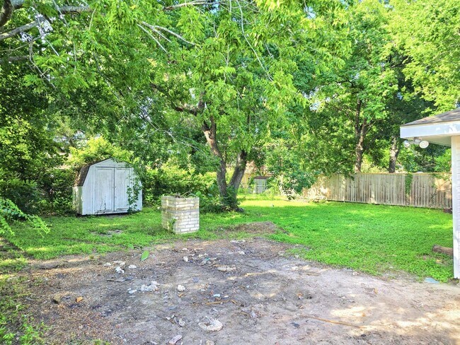 Building Photo - 5922 Densmore Dr