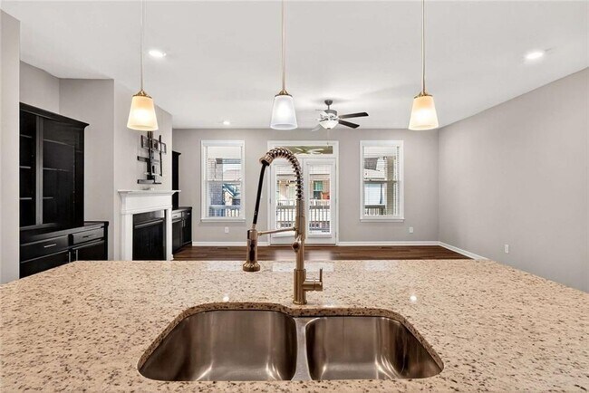 Building Photo - 3960 Redwood Dr