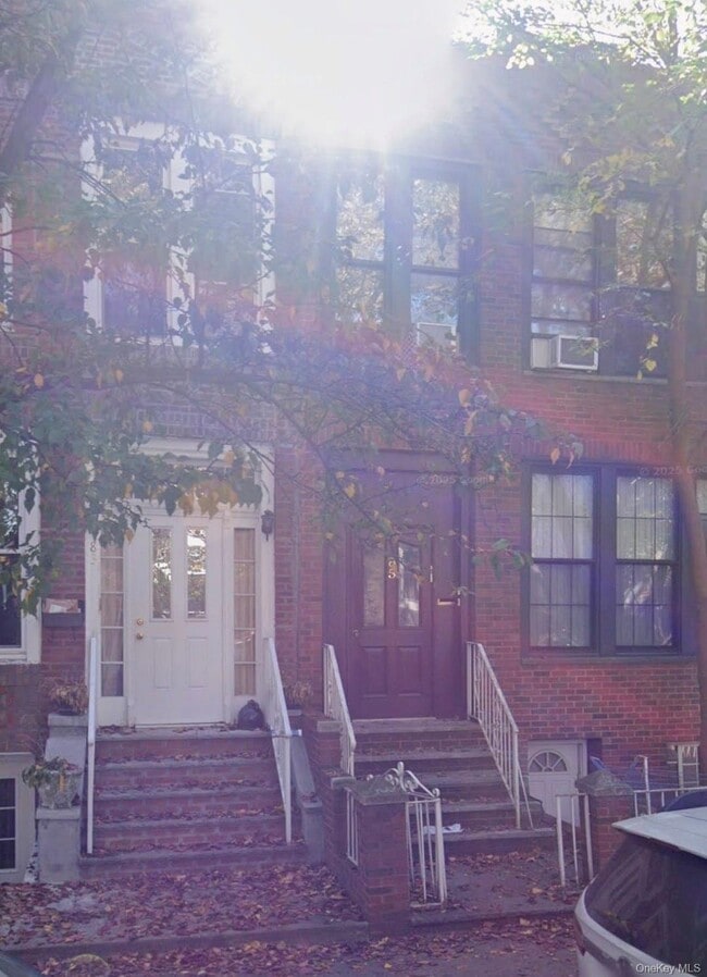 Building Photo - 85 Louisa St