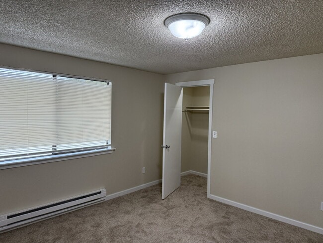 Building Photo - Fully Remodeled 2 Bedroom Unit- Available for Immediate Move In