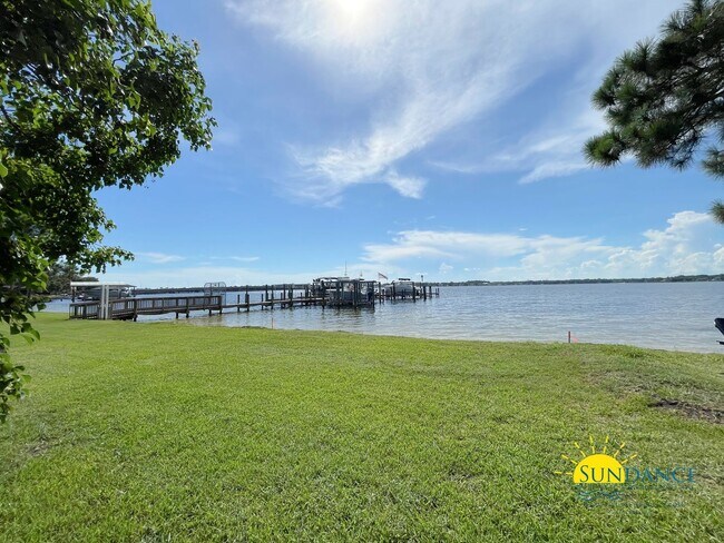 Building Photo - Stunning 3 Bedroom Townhome in Shalimar!
