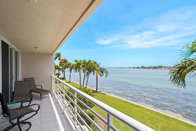 Building Photo - 6093 Bahia Del Mar Cir N