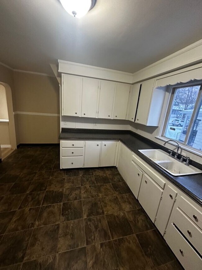 Building Photo - 80 Rand St