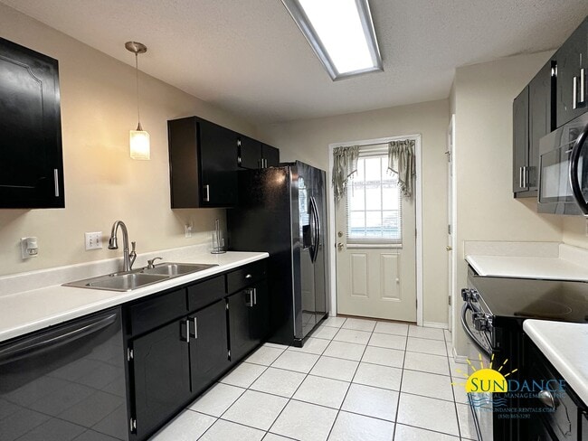 Building Photo - Spacious 3-Bedroom Home in FWB in between Eglin & Hurlburt Bases!