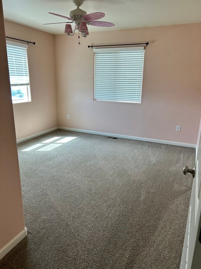 Building Photo - Beautiful 3 bedroom 2 1/2 bath