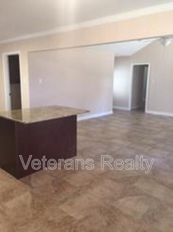 Building Photo - 2135 Baywood Dr