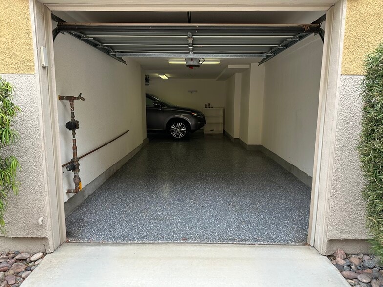 L-shaped 2 car garage - 5053 Plaza Promenade