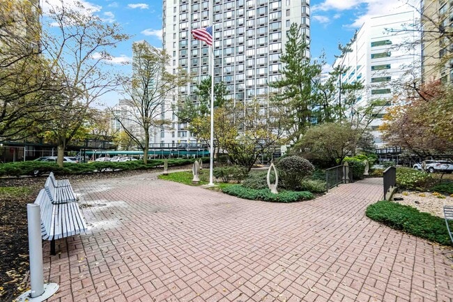 Building Photo - 45 River Dr S