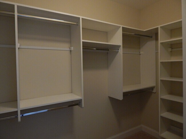 Building Photo - Spacious 6 bedroom, 4 bathroom home!